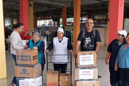 Trabajadores de mercados en Quito se sumaron a la ayuda.