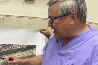 Roberto Gilbert Febres Cordero viendo el recorrido de la válida por Guayaquil del 12 de Octubre