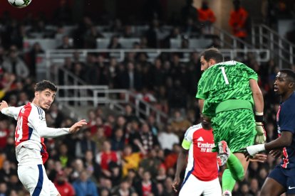 London (United Kingdom), 01/10/2024.- Kai Havertz (L) of Arsenal scores the opening goal during the UEFA Champions League match between Arsenal and Paris Saint-Germain in London, Britain, 01 October 2024. (Liga de Campeones, Reino Unido, Londres) EFE/EPA/DANIEL HAMBURY