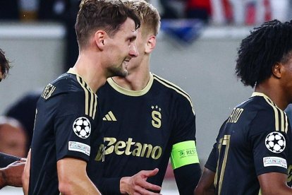 Stuttgart (Germany), 01/10/2024.- Kaan Kairinen of Prague (C) celebrates with teammates after scoring the 1-1 goal during the UEFA Champions League soccer match between VFB Stuttgart and Sparta Prague, in Stuttgart, Germany, 01 October 2024. (Liga de Campeones, Alemania, Praga) EFE/EPA/ANNA SZILAGYI