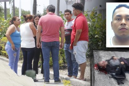La mamá 

de Kenny Mora (blanco) lloraba desconsolada. Sus familiares le daban consuelo.