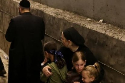 Israelíes se refugian durante el ataque con misiles de Irán.