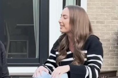 La hija le entregó una camiseta azul con la leyenda 'abuelo' en ella.