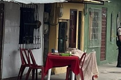 En esa mesa de plástico 'Chalaco' degustaba su último alimento.