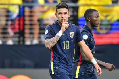 Kendry Páez en la celebración de gol con la selección ecuatoriana de fútbol