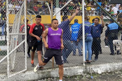 Jefferson Montero, 
yendo al calentamiento previo en el estadio de La Troncal.