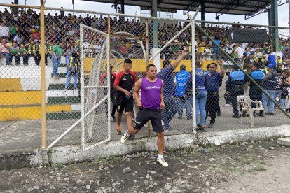 Jefferson Montero, 
yendo al calentamiento previo en el estadio de La Troncal.