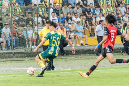 Récord de asistencia en La Troncal. Al final quienes ganaron fueron los hinchas y sus fotos con Valencia y Montero.