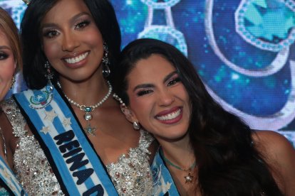 Jenniffer posó junto a la virreina, Milena Bastidas, y la Estrella de Octubre, María José Silva.