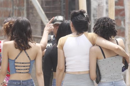 Familiares de una de las víctimas llegaron al lugar. Ellas se lamentaron por la masacre.