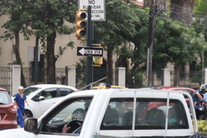 Semáforos sin energía eléctrica en Guayaquil.