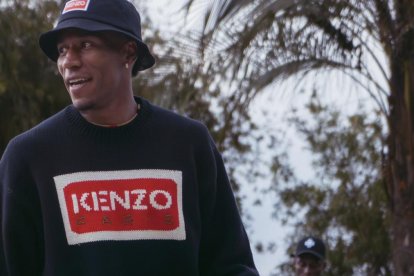 Kevin Rodríguez y su look europeo al llegar a la Tri.