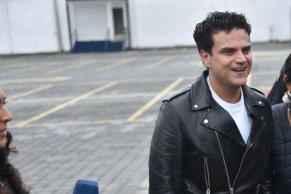 El cantante colombiano se tomó fotos con sus fanáticas.