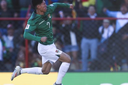 Miguel Terceros celebra su tanto ante la selección de Colombia.