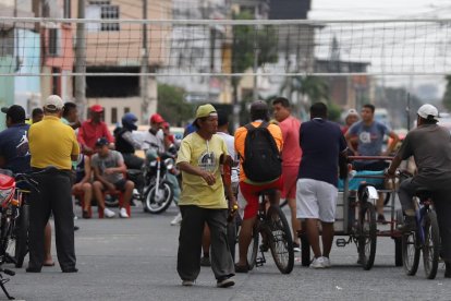 Vecinos del suburbio salieron a la calle a buscar una pantalla para ver jugar a la Tricolor.