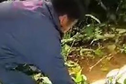 La mujer estaba sumergida en un río de la comunidad Yamanunka.