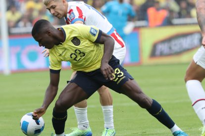 El volante Moisés Caicedo terminó extenuado en el medio campo por sus labores defensivas y ofensivas.