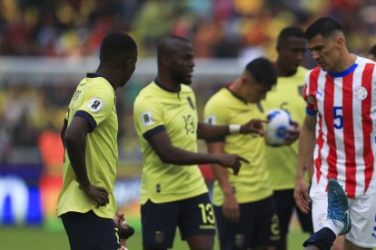 Moisés Caicedo (abajo) de Ecuador se lamenta luego de una falta en el partido de las eliminatorias sudamericanas para el Mundial de 2026 ante Paraguay