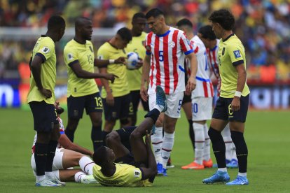 Moisés Caicedo (abajo) de Ecuador se lamenta luego de una falta en el partido de las eliminatorias sudamericanas para el Mundial de 2026 ante Paraguay