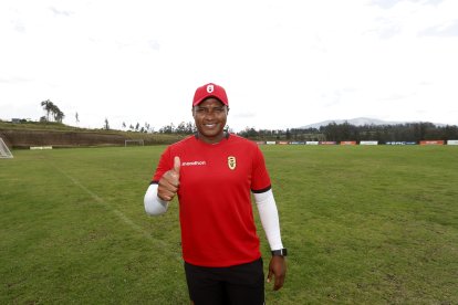 Antonio Valencia se desempeña actualmente como entrenador y dirigente de su equipo: AV25, plantilla que milita en Segunda Categoría.