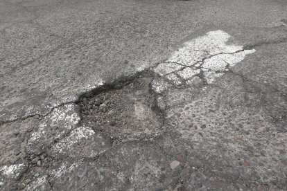 También hay baches en el tramo que está junto a la avenida Occidental.