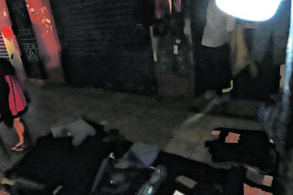 Un foco recargable ayuda a un comerciante ambulante a guardar su mercadería.