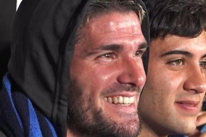 Rodrigo de Paul admirando los goles de Messi.