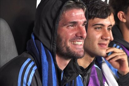 Rodrigo de Paul admirando los goles de Messi.