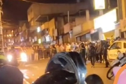 La gente se aglomeró afuera de la farmacia luego del crimen en La Roldós.