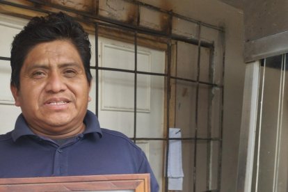 Wilmer De la Cruz conserva la foto cuando su madre ganó el premio. Él no se pierde las noticias de EXTRA.