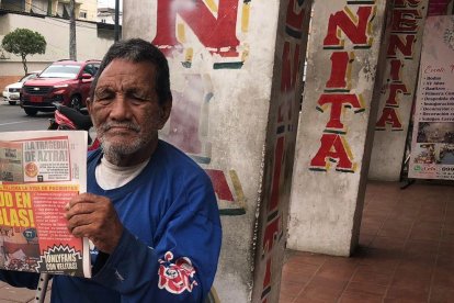 En la esquina de Eloy Alfaro y 10 de Agosto, Antonio Vargas ofrece Diario EXTRA.