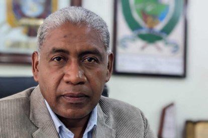 Óscar de la Cruz, alcalde de El Chaco, saluda a Diario EXTRA en sus 50 años.