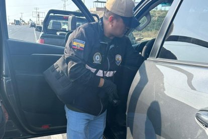 Las series del automotor presentaban inconsistencias. Policías lo revisaron.