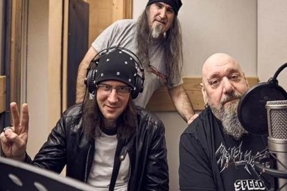 Paul Di'Anno en un estudio de grabación junto a otros músicos.