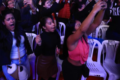 Las chicas viajaron desde Estados Unidos a Quito para ver a Romeo Santos.