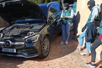 Los vehículos encontrados en la residencia donde vivían los detenidos.