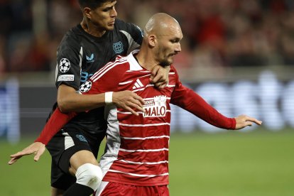 Piero Hincapié fue titular en el empate 1-1 de Bayer Leverkusen ante Brest.