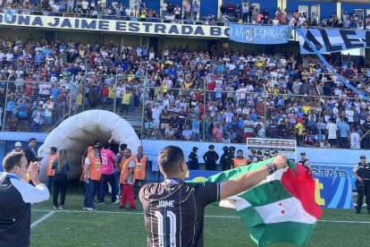 La hinchada de Manta FC se hizo presente en el estadio Jocay para el partido ante Vargas Torres