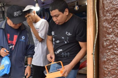 Alexander Ortega explica a sus compradores el manejo de un reflector.