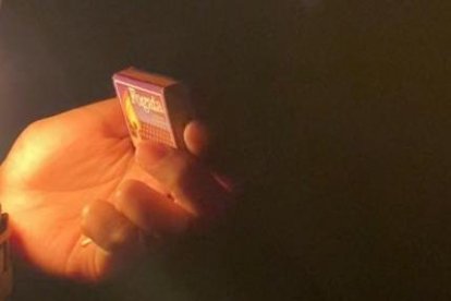 Por los cortes de energía eléctrica, las familias emplean varias alternativas para iluminarse en las noches.