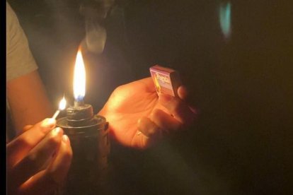 Por los cortes de energía eléctrica, las familias emplean varias alternativas para iluminarse en las noches.