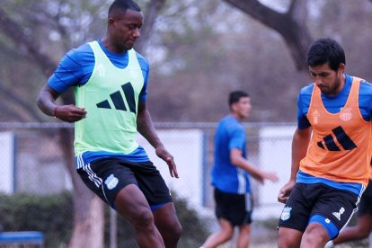 Jaime Ayoví (i) tiene un partido de volver con Emelec tras la lesión, pero no anota