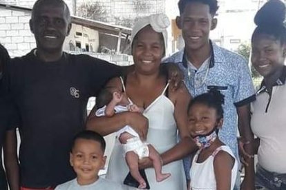 JJaslyn Valverde (i) junto a su familia en la terraza de su casa, donde entrenaba de niña.