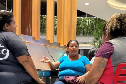 Nathaly y sus amigos llegaron para cargar sus celulares mientras conversaban.