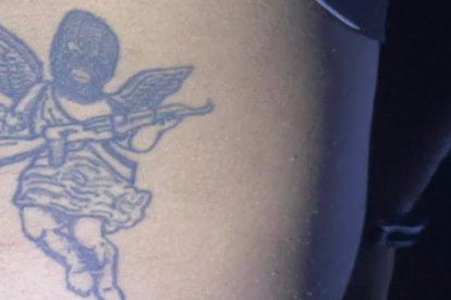 El adolescente tiene tatuado el ángel de la muerte en el lado izquierdo de su abdomen.