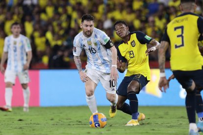 AMDEP8516. GUAYAQUIL (ECUADOR), 29/03/2022.- Lionel Messi de Argentina disputa el balón con Gonzalo Plata de Ecuador, durante un partido entre Ecuador y Argentina por las eliminatorias sudamericanas para el mundial de la FIFA Catar 2022, hoy, en Guayaquil (Ecuador). EFE/ Franklin Jácome POOL