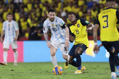 AMDEP8516. GUAYAQUIL (ECUADOR), 29/03/2022.- Lionel Messi de Argentina disputa el balón con Gonzalo Plata de Ecuador, durante un partido entre Ecuador y Argentina por las eliminatorias sudamericanas para el mundial de la FIFA Catar 2022, hoy, en Guayaquil (Ecuador). EFE/ Franklin Jácome POOL