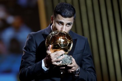Paris (France), 28/10/2024.- Manchester City and Spain midfielder Rodri kisses the trophy after winning the Men's Ballon d'Or 2024 award at the Ballon d'Or 2024 ceremony at the Theatre du Chatelet in Paris, France, 28 October 2024. (Francia, España) EFE/EPA/MOHAMMED BADRA