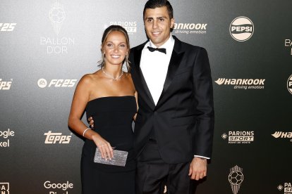 Paris (France), 28/10/2024.- Spain and Manchester City midfielder Rodri and his partner Laura Iglesias arrive for the Ballon d'Or 2024 ceremony at the Theatre du Chatelet in Paris, France, 28 October 2024. (Francia, España) EFE/EPA/MOHAMMED BADRA