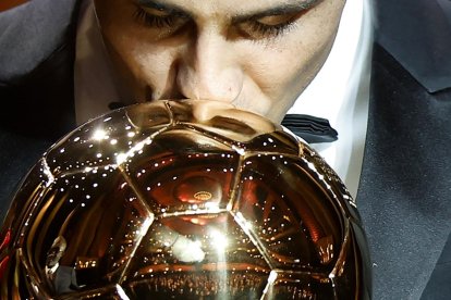 Paris (France), 28/10/2024.- Manchester City and Spain midfielder Rodri kisses the trophy after winning the Men's Ballon d'Or 2024 award at the Ballon d'Or 2024 ceremony at the Theatre du Chatelet in Paris, France, 28 October 2024. (Francia, España) EFE/EPA/MOHAMMED BADRA